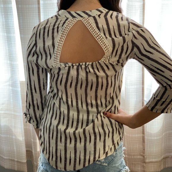 Jolt V-Neck Triangle Open Back Top - Picture 2 of 3